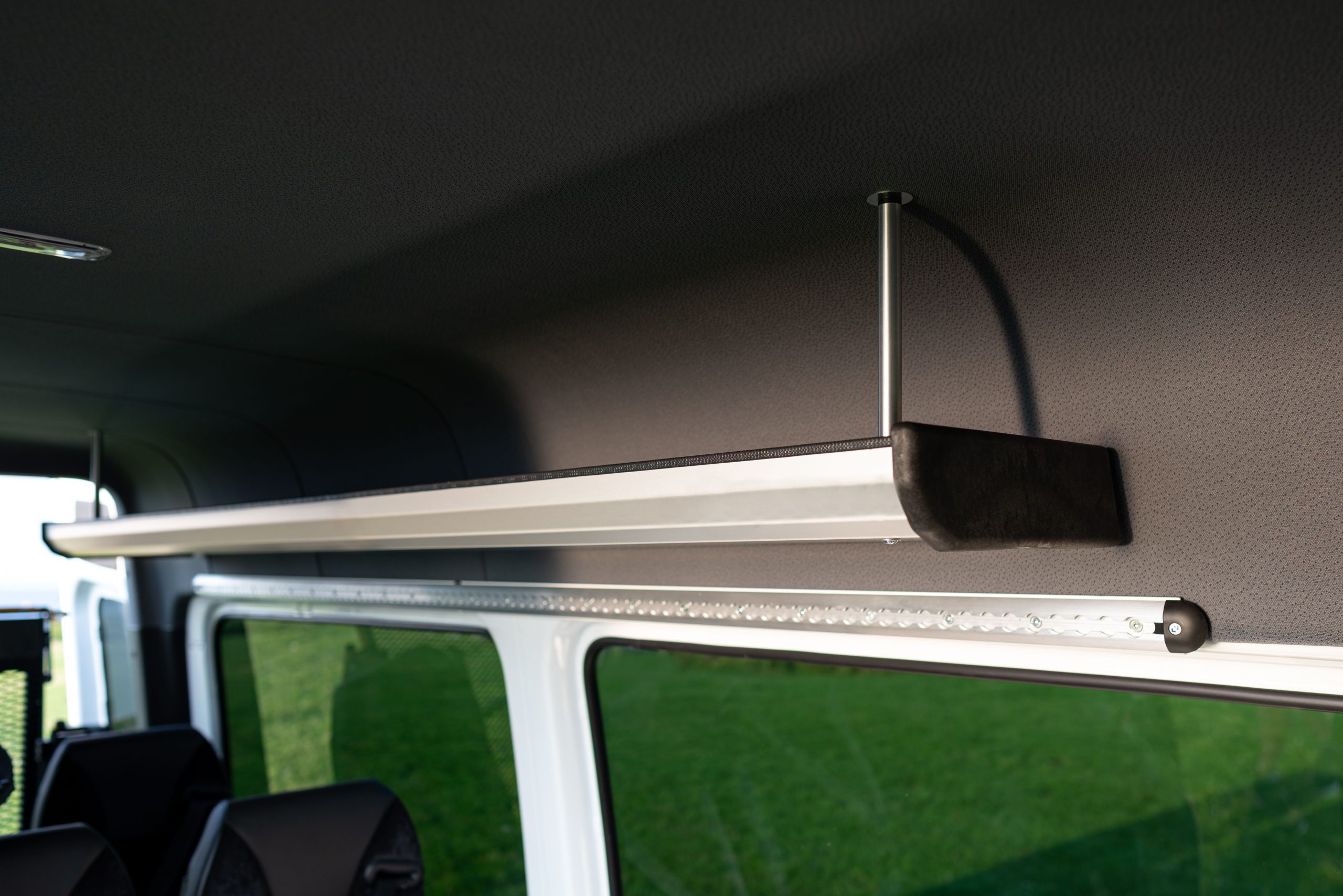 Overhead luggage rack for a minibus